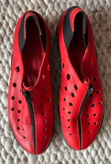 1 paar rode/sportieve schoenen - Arche - maat 6 beschikbaar voor biedingen
