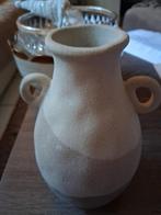 Mooie beige vaas met handvatten, Overige kleuren, Aardewerk of Porselein, Ophalen of Verzenden, Zo goed als nieuw