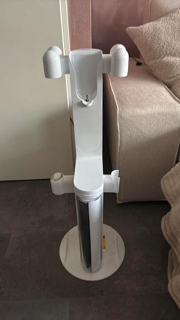 Floor dok dyson met cassette met accessoires beschikbaar voor biedingen