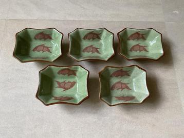 5 Chinese celadon craquelé keramiek schaaltjes koi karpers  beschikbaar voor biedingen