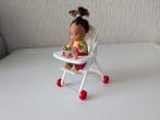 Poppenhuis popje in kinderstoel op wieltjes 🏠., Ophalen of Verzenden