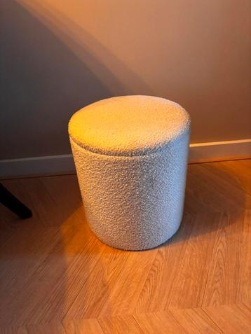 Poef/ krukje beschikbaar voor biedingen