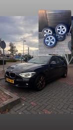 BMW 1-Serie 114I 75KW 3-DR 2015 Zwart 8 nieuwe banden 190pk, Auto's, 1-Serie, 65 €/maand, Achterwielaandrijving, Zwart