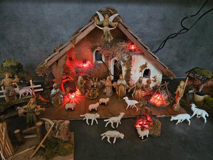 Complete Kerststal met Verlichting en Fontein - Volendam, Diversen, Kerst, Zo goed als nieuw, Ophalen