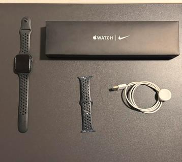 Apple Watch Nike SE 44mm Space Gray Aluminium met Sportband beschikbaar voor biedingen