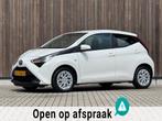 Toyota Aygo 1.0 VVT-i x-play / AUTOMAAT / CAMERA /, Stof, Gebruikt, 4 stoelen, Wit