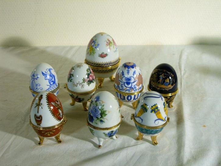 Een lot van 8 porseleinen eieren, Antiek en Kunst, Curiosa en Brocante, Ophalen of Verzenden