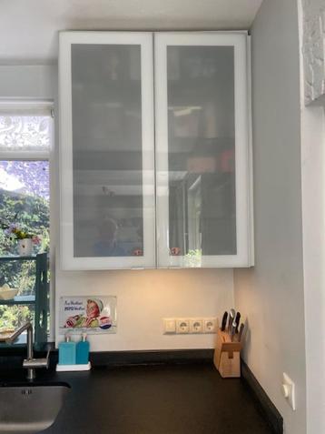 Ikea keukenkast met halfdoorzichtige glazen deuren