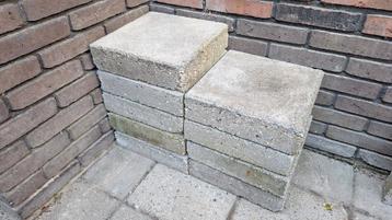 Gratis: 9 dikke tegels 30 x 30 x 8 cm beschikbaar voor biedingen