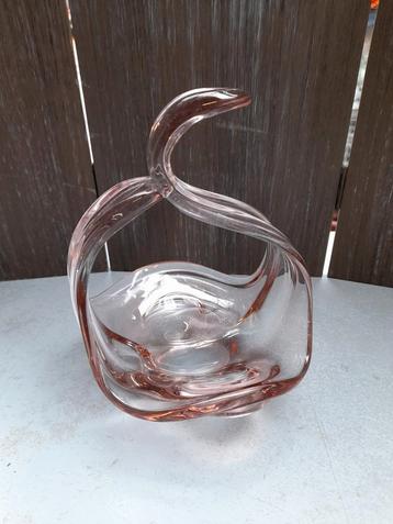 Mooie glazen schaalt rose beschikbaar voor biedingen