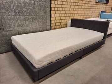 Bed met lattenbodem en matras 120x200 cm beschikbaar voor biedingen