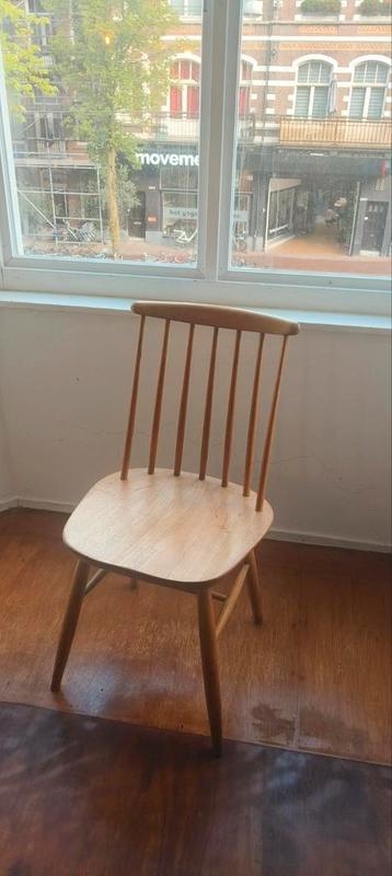 Retro houten spijlenstoel (twee stuks) beschikbaar voor biedingen