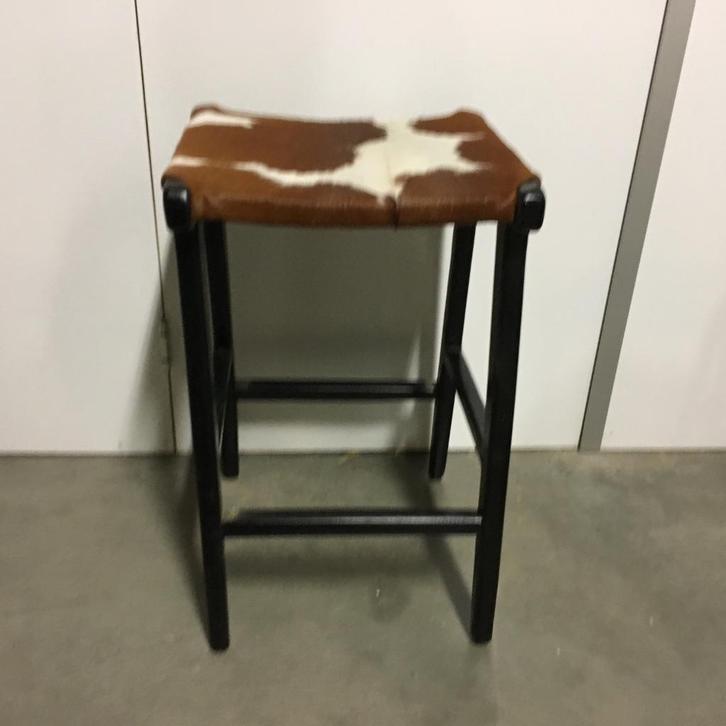 4 Barkrukken met koeienhuid - bruin - vierkant - TTM Wonen, Huis en Inrichting, Barkrukken, Nieuw, 60 tot 90 cm, Hout, Leer, 4 krukken