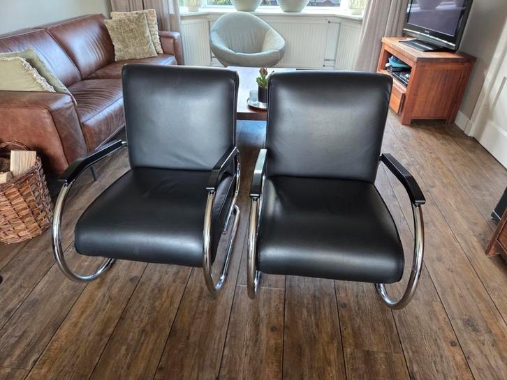 Twee zwarte leren fauteuils Tubax Vilvoure, Huis en Inrichting, Stoelen, Gebruikt, Twee, Leer, Metaal, Zwart, Ophalen