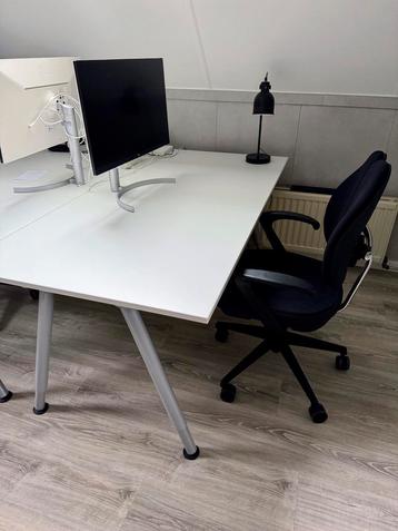 Ikea wit verstelbaar bureau (werktafel). z.g.a.n.160x80 cm beschikbaar voor biedingen