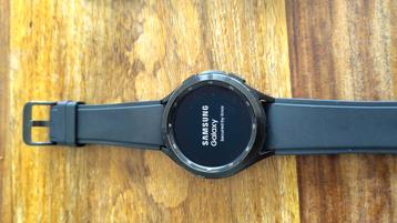 Samsung Watch 4 Classic - Wear OS - Zeer Goede Staat! beschikbaar voor biedingen