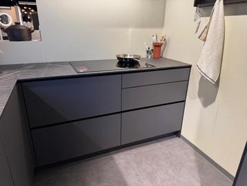 HOEK-KEUKEN KVIK PRATO dark grey incl. apparatuur beschikbaar voor biedingen