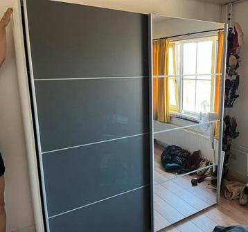 Kledingkast beschikbaar voor biedingen