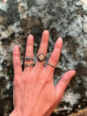 Lot vier zilveren ringen Claddagh, tribal, gifring, evil eye beschikbaar voor biedingen