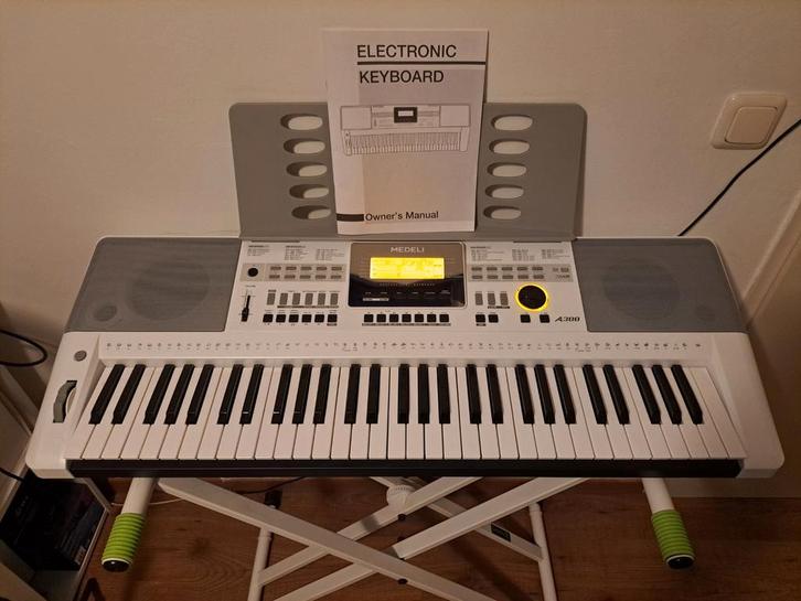 Medeli A300 Keyboard met Standaard, Muziek en Instrumenten, Keyboards, Gebruikt, 61 toetsen, Medeli, Aanslaggevoelig, Met standaard
