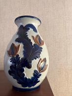 Mooie blauw-beige vaas met bloemmotief, Huis en Inrichting, Woonaccessoires | Vazen, Blauw, Aardewerk of Porselein, Ophalen of Verzenden