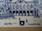 Vintage tegel Vrijthof Maastricht Delfts blauw handpainted, Antiek en Kunst, Ophalen of Verzenden
