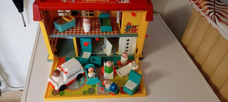 FISHER PRICE. Vintage Play Family ziekenhuis., Kinderen en Baby's, Speelgoed | Fisher-Price, Gebruikt, Speelset, Ophalen of Verzenden