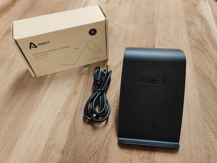 AUKEY QI-Enabled Wireless Charger with 3 Coils, Telecommunicatie, Mobiele telefoons | Telefoon-opladers, Zo goed als nieuw, Apple iPhone