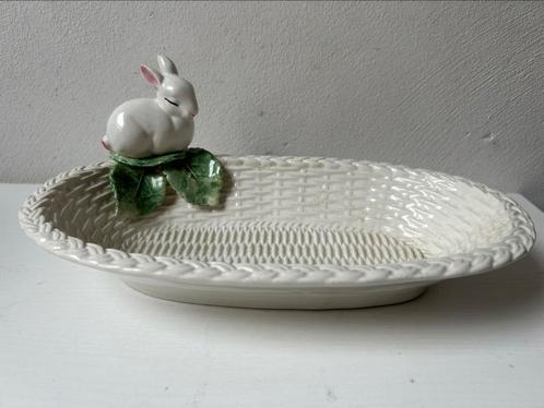 Wit rieten mandje met konijn van keramiek Pasen, Huis en Inrichting, Woonaccessoires | Schalen en Manden, Gebruikt, Riet, Ophalen of Verzenden