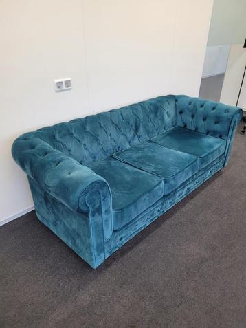 Bank met blauwe velour stof beschikbaar voor biedingen
