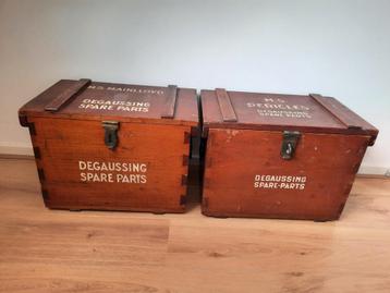 Houten kisten met ijzeren grepen beschikbaar voor biedingen