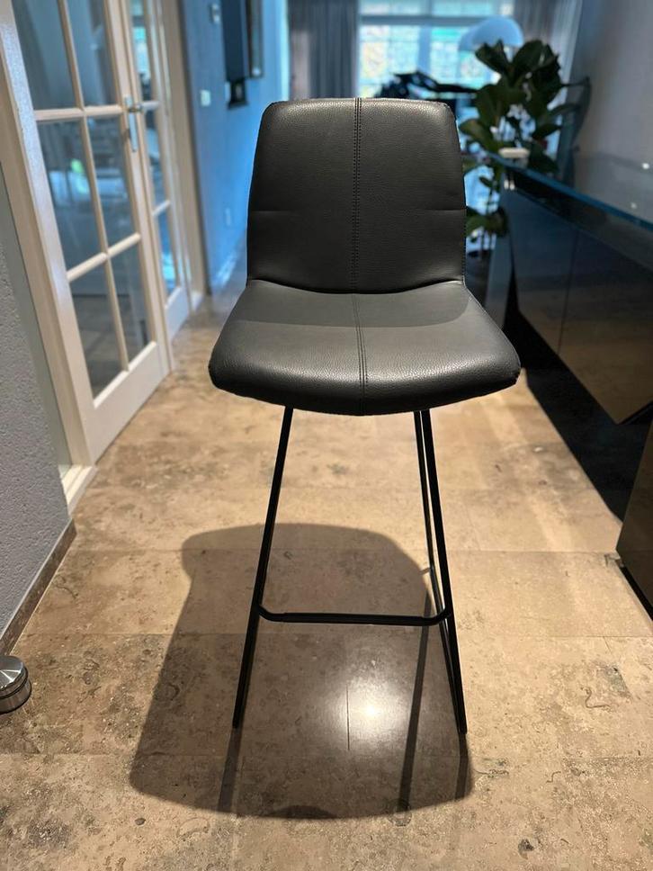 2 Stijlvolle leolux leder barkruk, Huis en Inrichting, Barkrukken, Zo goed als nieuw, 60 tot 90 cm, Leer, 1 kruk, Ophalen