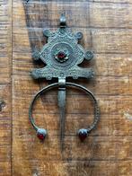 Antieke Berber  fibula met ingelegde rode stenen, Sieraden, Tassen en Uiterlijk, Antieke sieraden, Ophalen of Verzenden, Overige materialen