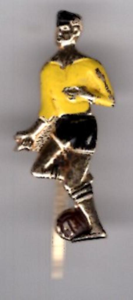 Voetballer koperkleurig speldje ( Y_035 ), Verzamelen, Speldjes, Pins en Buttons, Zo goed als nieuw, Speldje of Pin, Sport, Verzenden