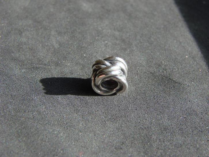 Aangeboden een originele Pandora bedel knoop (1), Sieraden, Tassen en Uiterlijk, Bedels, Gebruikt, Pandora, Zilver, Ophalen of Verzenden