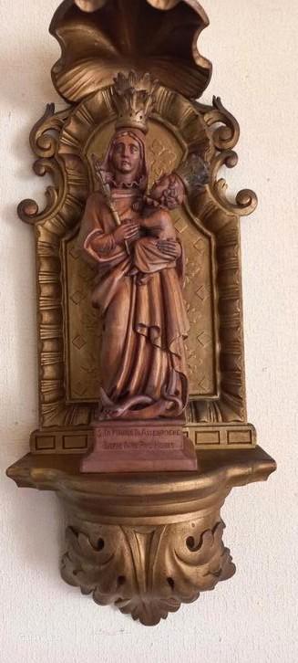Madonna met Kind van Assenbroek in wandkappelletje.  beschikbaar voor biedingen