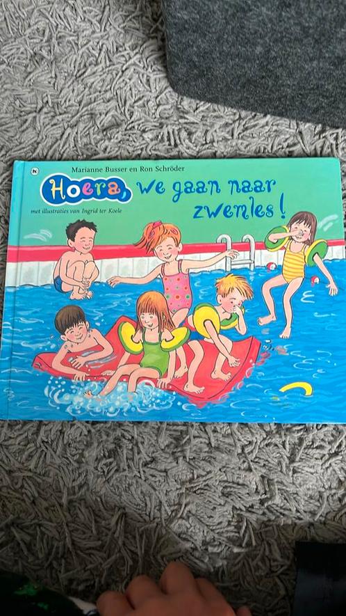R. Schroder - Hoera, we gaan naar zwemles, Boeken, Prentenboeken en Plaatjesalbums, Zo goed als nieuw, Ophalen of Verzenden