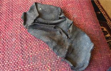 Bodemvondst….Middeleeuwse Leren Schoen  beschikbaar voor biedingen