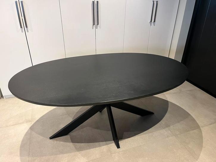 Ovale zwarte eikenhouten tafel met metalen spinpoot, Huis en Inrichting, Tafels | Salontafels, Zo goed als nieuw, 50 tot 75 cm