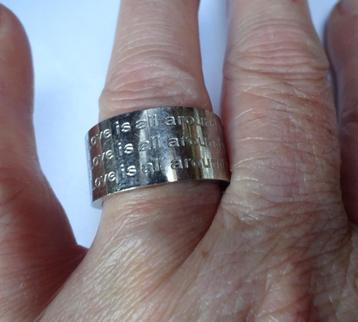 Zilverkleurig RVS ring met tekst " Love is all around you "  beschikbaar voor biedingen