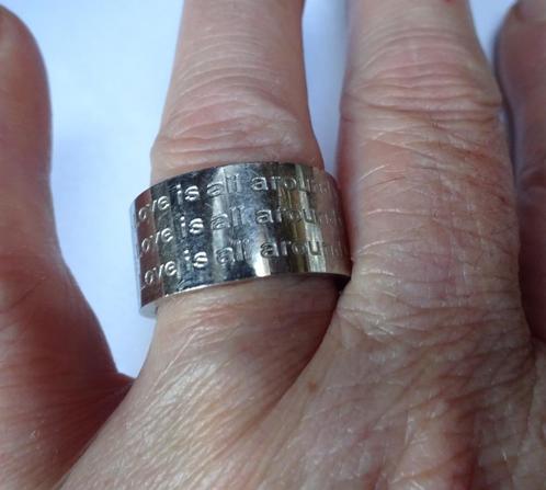 Zilverkleurig RVS ring met tekst " Love is all around you ", Sieraden, Tassen en Uiterlijk, Ringen, Zo goed als nieuw, Dame, 17 tot 18