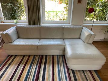Leren bank van Château d’Ax, met loungegedeelte beschikbaar voor biedingen