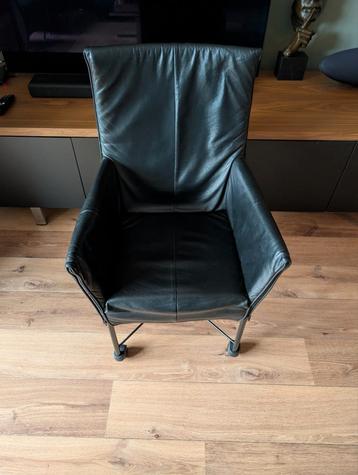 Leren fauteuil met metalen frame beschikbaar voor biedingen
