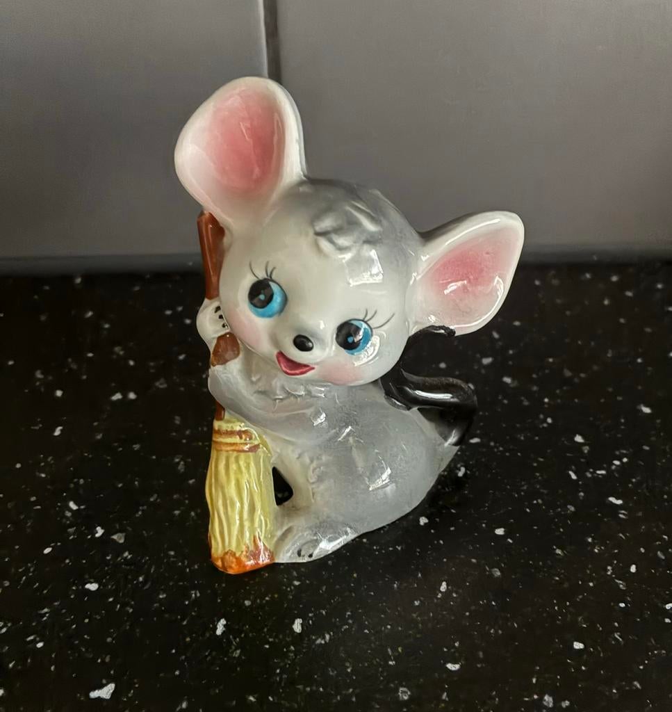 Schattig Muis Beeldje met Bezem, Ophalen of Verzenden, Gebruikt, Dier