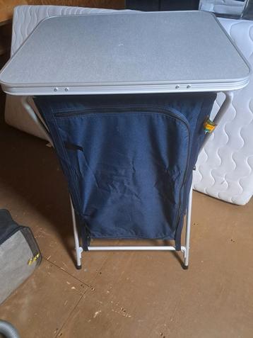 Kampeer tent kast.  beschikbaar voor biedingen