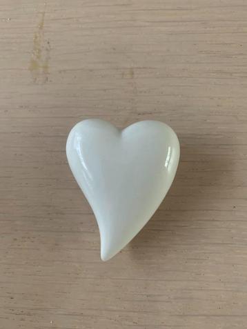 Aardewerken hartje  Crème kleurig  Leuk om neer te leggen beschikbaar voor biedingen