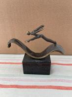 Een stap vooruit. Bronzen beeldje. Hoogte 9 cm incl. Sokkel., Ophalen of Verzenden, Brons