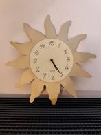 Karlsson metalen klok, crèmekleurig/goud, zon, 42x42 cm, Ophalen of Verzenden, Zo goed als nieuw, Analoog, Wandklok