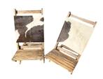 Set van 2 leuke houten stoelen met koeienhuid