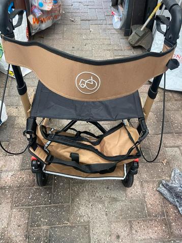 Rollator met tas in prima staat beschikbaar voor biedingen